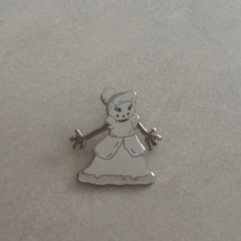 Snow woman Cinderella pin